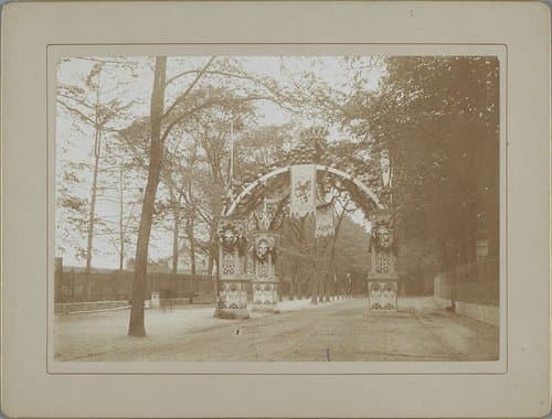 Versieringen in Den Haag ter gelegenheid van de inhuldiging van koningin Wilhelmina, 1898 by anonymous