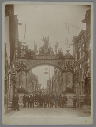 Versieringen in Amsterdam ter gelegenheid van de inhuldiging van koningin Wilhelmina by anonymous