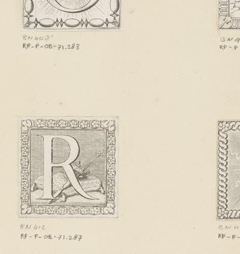 Letter R met kroon en scepter op een kussen by Claude Mellan