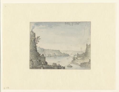 Gezicht op een stad aan een rivier by Rombout van den Houte