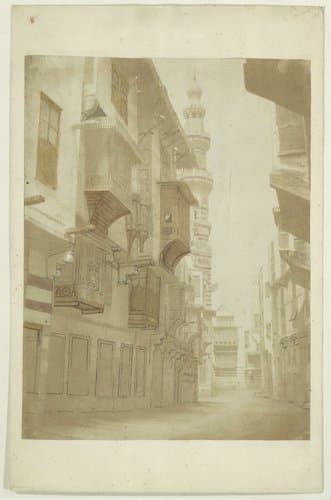 Gezicht op een straat met minaret in Cairo by Édouard Jarrot