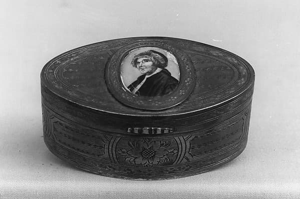 Box with Medallion Top