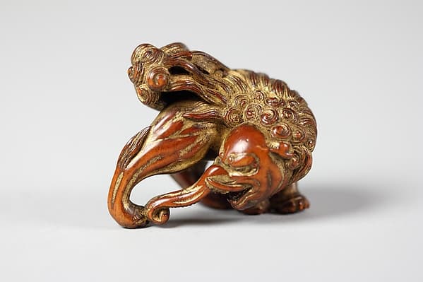 獏木彫根付|Crouching Baku (Mythical Creature)
