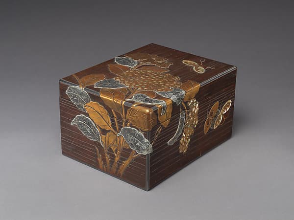 永田友治作 紫陽花蝶蒔絵料紙箱|Document Box (Ryōshibako) with Hydrangeas and Butterflies