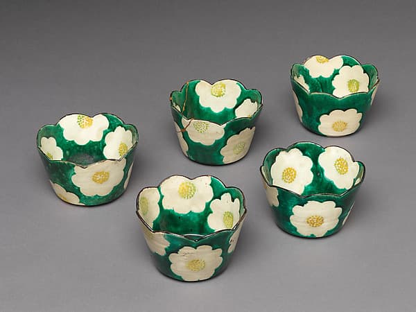 尾形乾山工房作　色絵椿文輪花向付　五客|Set of Five Camellia-Shaped Side Dishes (Mukōzuke) with Camellia Patterns