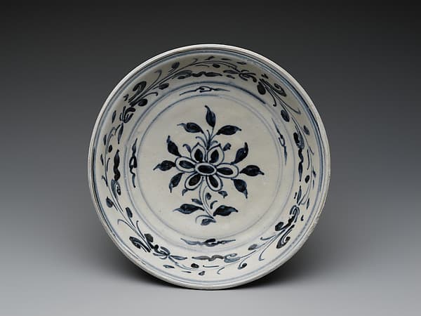 Dish with six-petalled flower design and floral scroll on cavetto