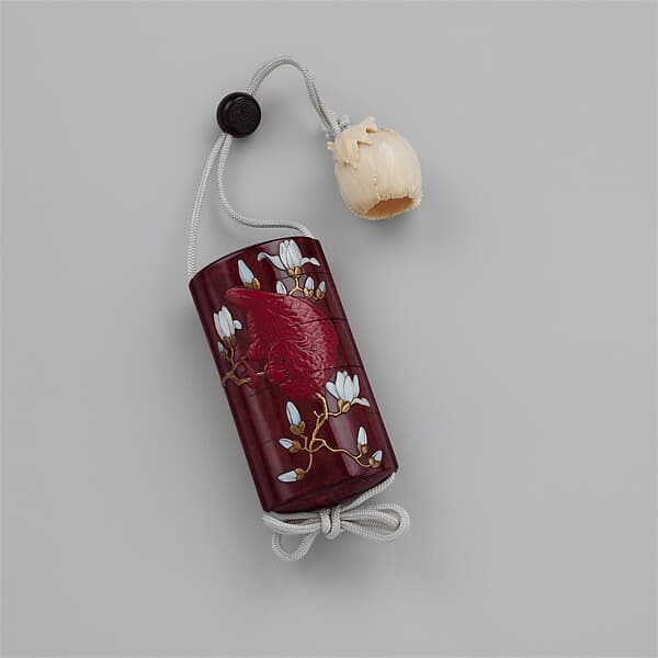山田常嘉斎作 木蓮オウム蒔絵螺鈿印籠|Inrō with Cockatoo and Magnolia
