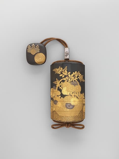 春秋花草蒔絵印籠|Inrō with Basket of Spring Flowers (obverse); Basket of Autumn Flowers (reverse)