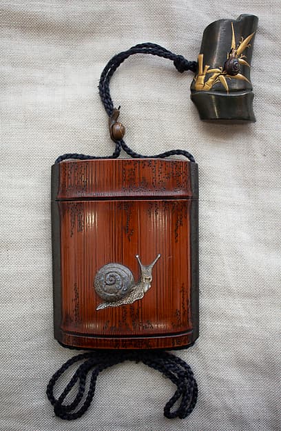 竹カタツモリ蒔絵印籠 銘 「眼文」|Inrō with Snail on Bamboo (obverse) and Poem (reverse)