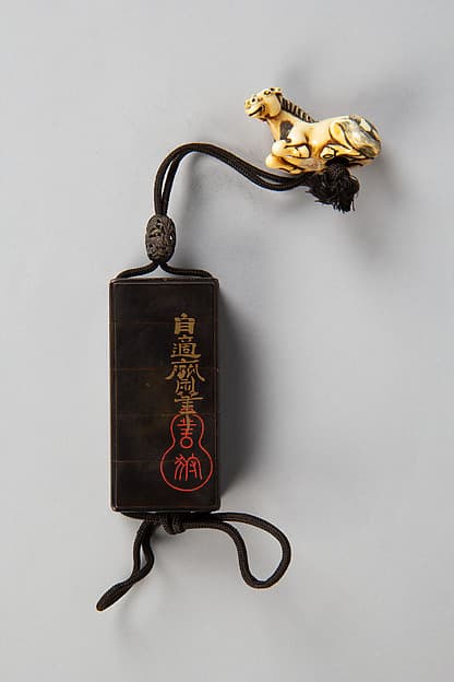 馬蒔絵印籠 自適斎筆|Inrō with Two Standing Horses; Seal and Inscription (reverse)