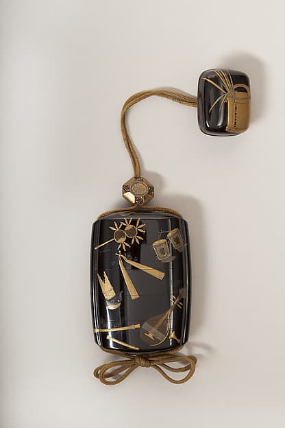 能楽楽器小道具花蒔絵印籠|Inrō with Scattered Musical Instruments, Theatrical Implements, and Flowers