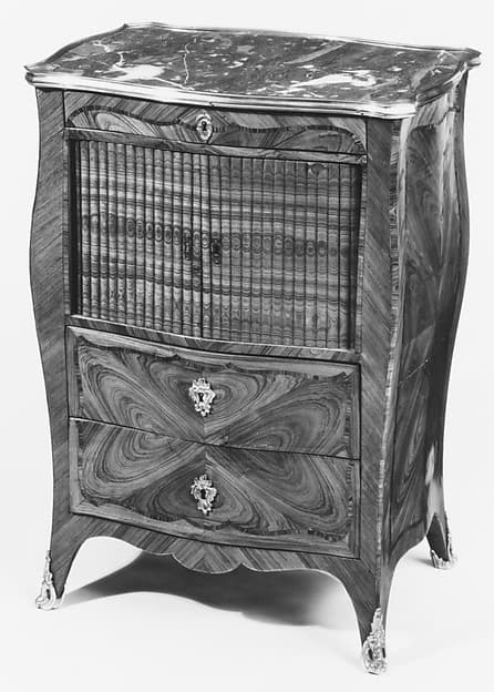 Bombé-sided commode (table de chevet)