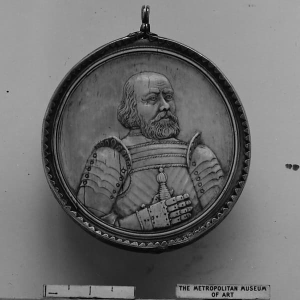 Medallion with portrait of Goetz von Berlichlingen and arms of Berlichlingen