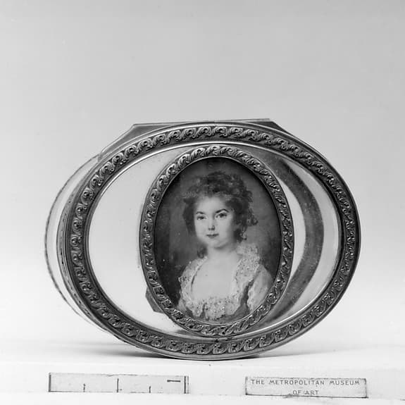 Box with portrait of a young girl with the initials DE