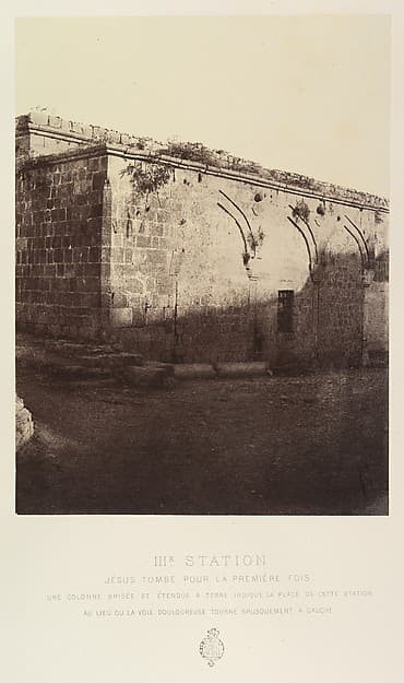 IIIe Station. Jésus tombe pour la première fois. Une colonne brisée et entendue a terre indique la place de cette station au lieu où la voie douloureuse tourne brusquement a gauche