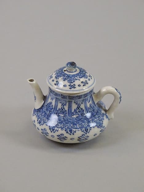 Ewer with floral pattern