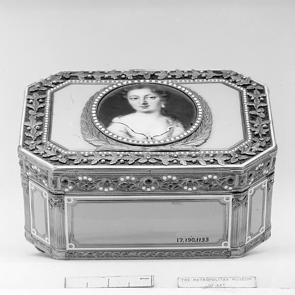 Snuffbox with portrait of a woman