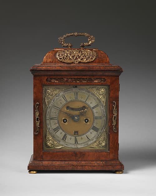 Table or bracket clock