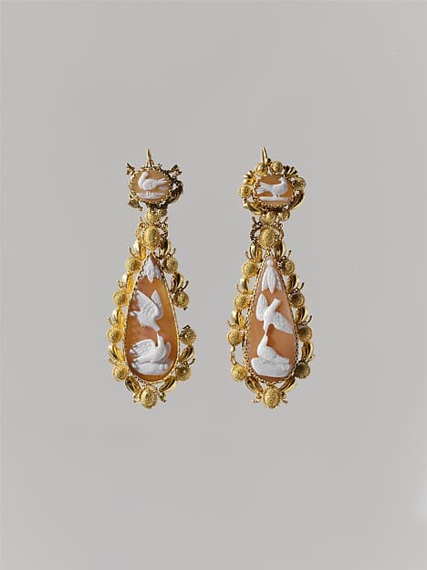 Pair of earrings (part of a set)